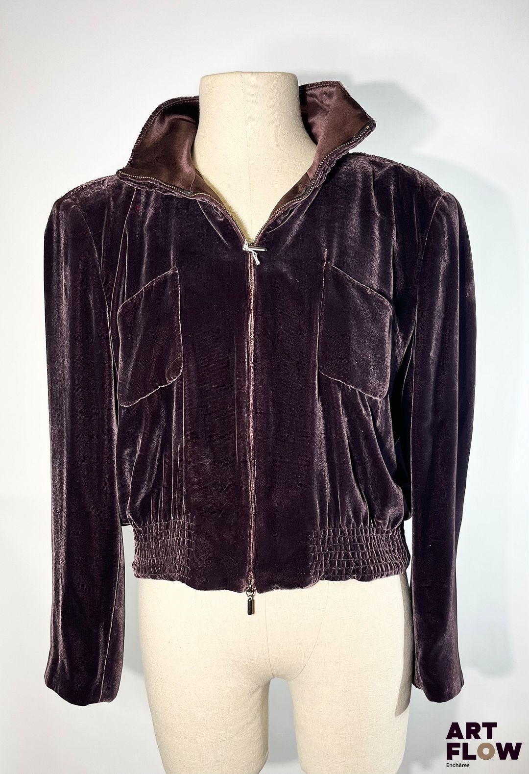 ARMANI Collezioni. Veste en velours couleur aubergine, fermeture zippée. Taille 48 IT Petites tâches, et fils tirés.