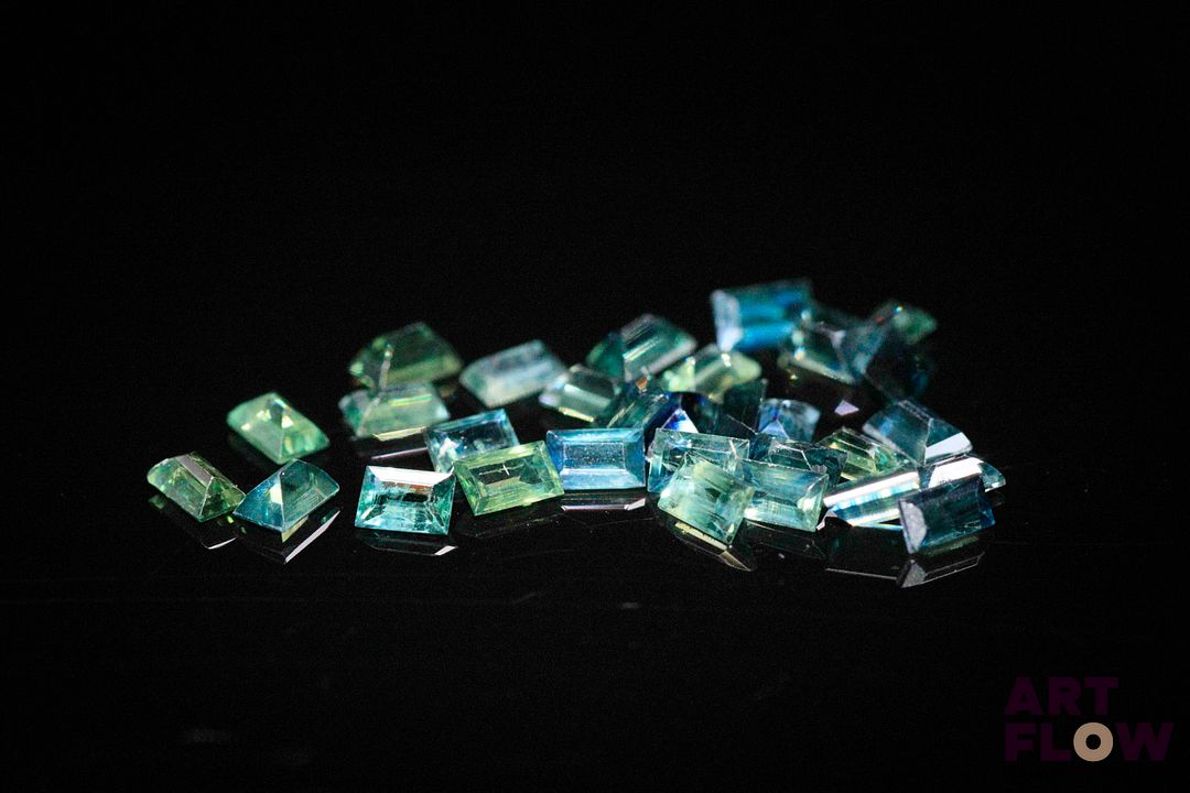 Trente saphirs bleus verts rectangulaires à pans vifs. 3.04 cts. Dims. moy.: 3.0mm x 2.0mm