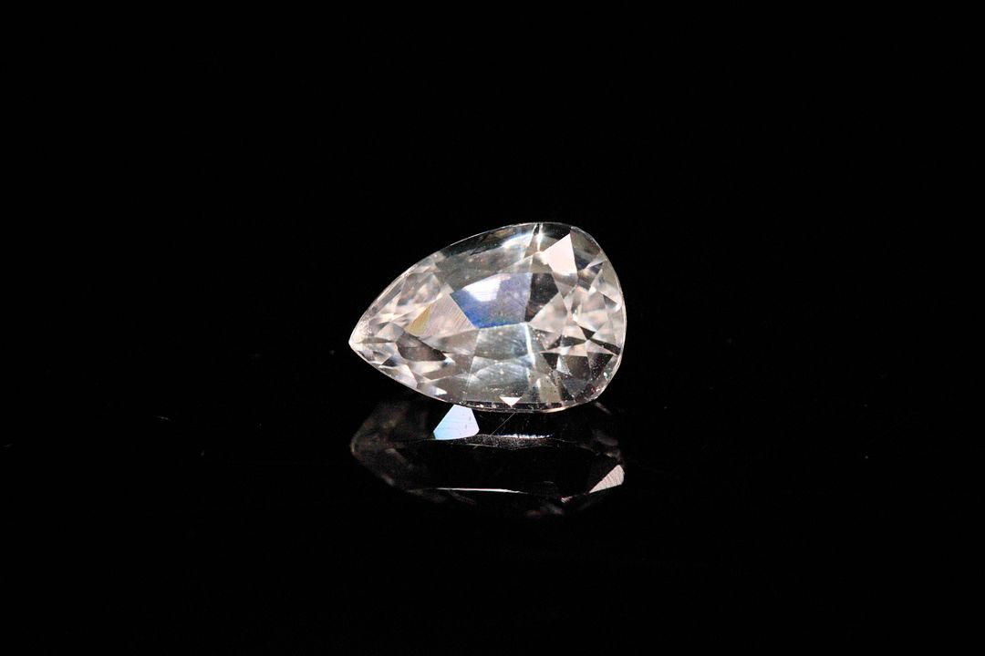 Kunzite pâle poire. Belle clarté, VVS. 2.90 cts. 10.0mm x 7.0mm