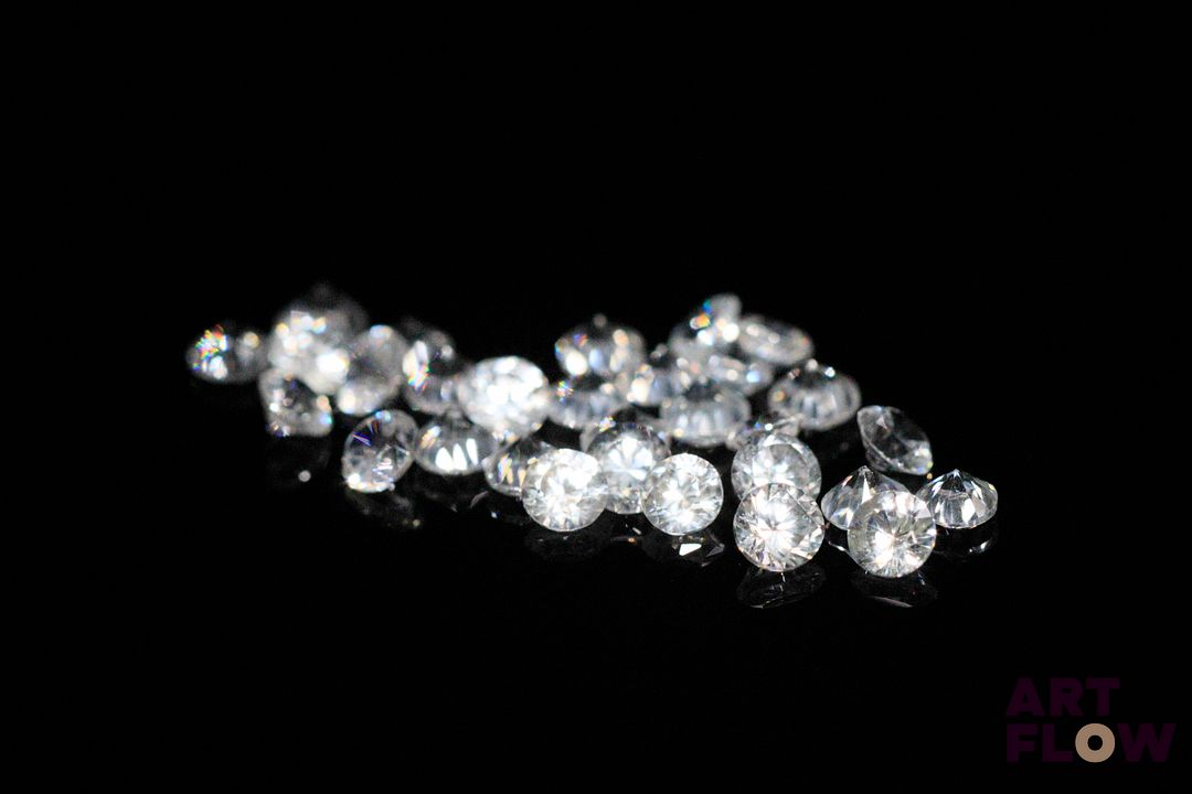 Trente zircons incolores ronds. 4.70 cts. Diam. moy.: 3.0mm