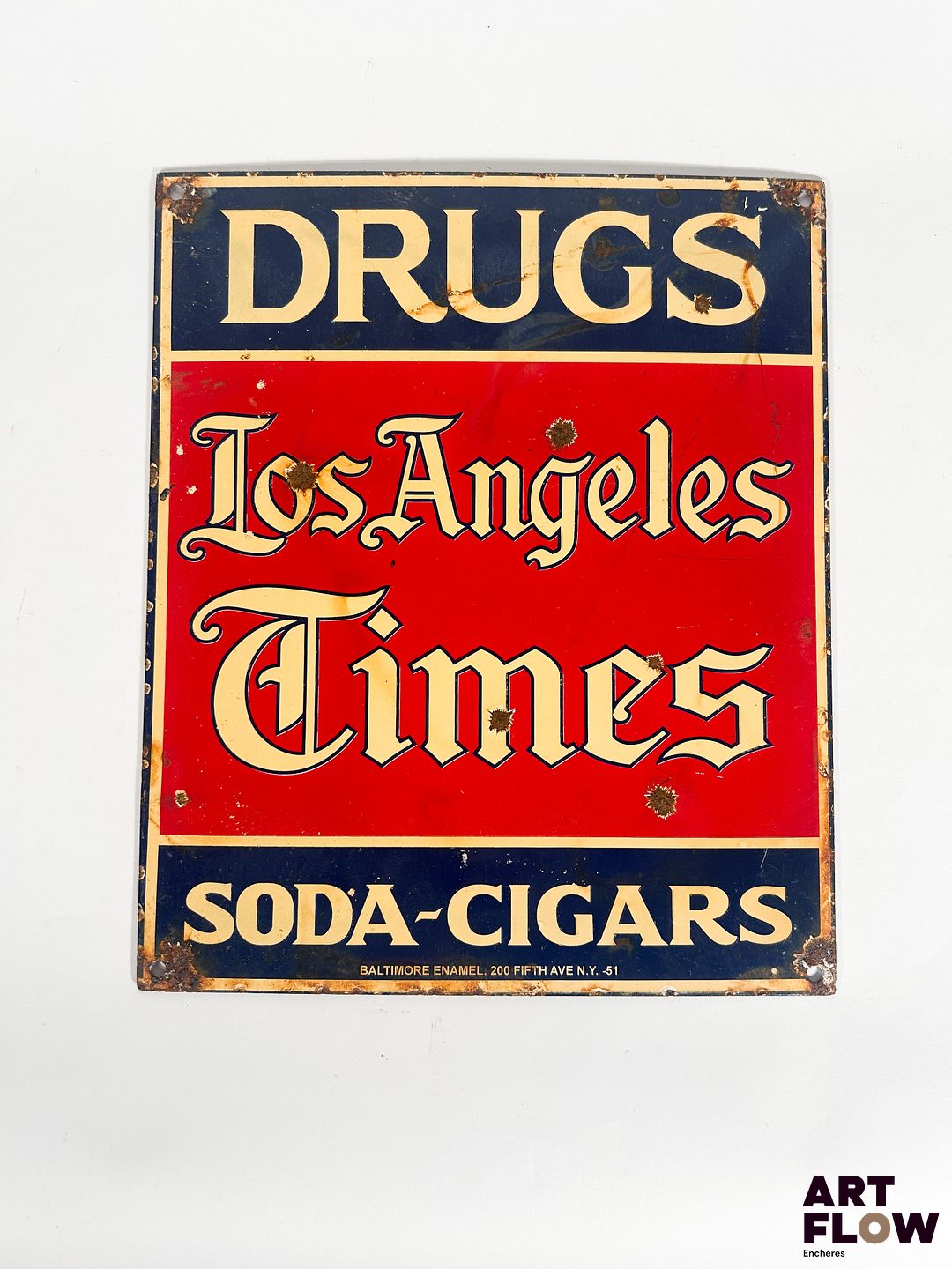 Plaque émaillée rectangulaire Los Angeles Times Dimensions : 30,5 x 25,5 cm Petits éclats et traces de rouille Reproduction moderne