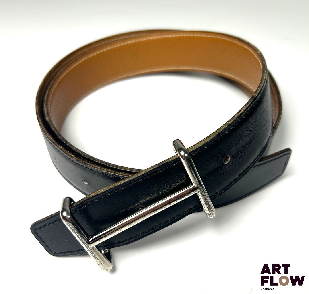 HERMÈS Ceinture et boucle Idem Signée Longueur : 6 cm environ Avec cuir réversible de 107 cm de long environ. Trou additionnel. En l'état.