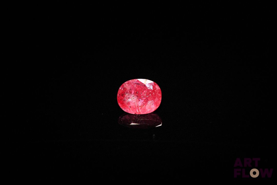 Rubis ovale. Probablement Madagascar. 1.31 ct. 7.0mm x 5.0mm