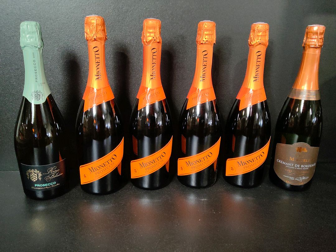 Lot de 12 bouteilles de vin pétillant dont : Crémant La Maqueline, Prosecco Mionetto, vin blanc effervescent Famille Fabre