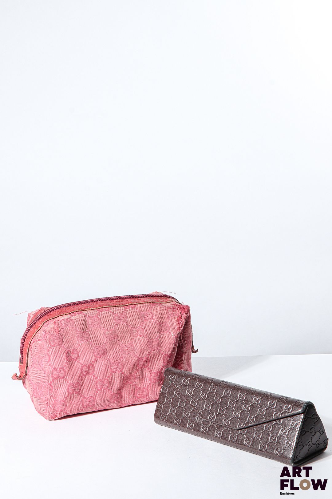 GUCCI Ensemble comprenant une trousse en tissu rose monogrammé et un étui à lunette monogrammé Dimensions : 12 x 20 cm pour le plus grand