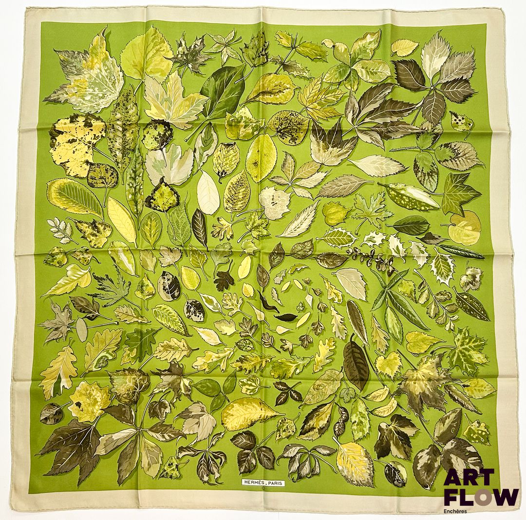 HERMÈS Modèle "Tourbillon" Carré en twill de soie d'après Christiane VAUZELLES 90 x 90 cm Très bon état général, malgré quelques usures conformes à l'âge de la pièce