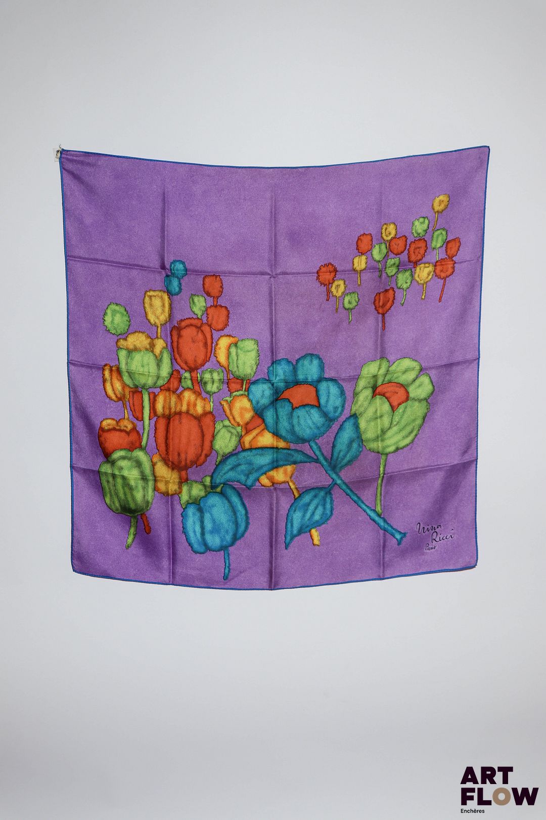 NINA RICCI Paris Carré en soie violette à décor de fleurs 77 x 77 cm