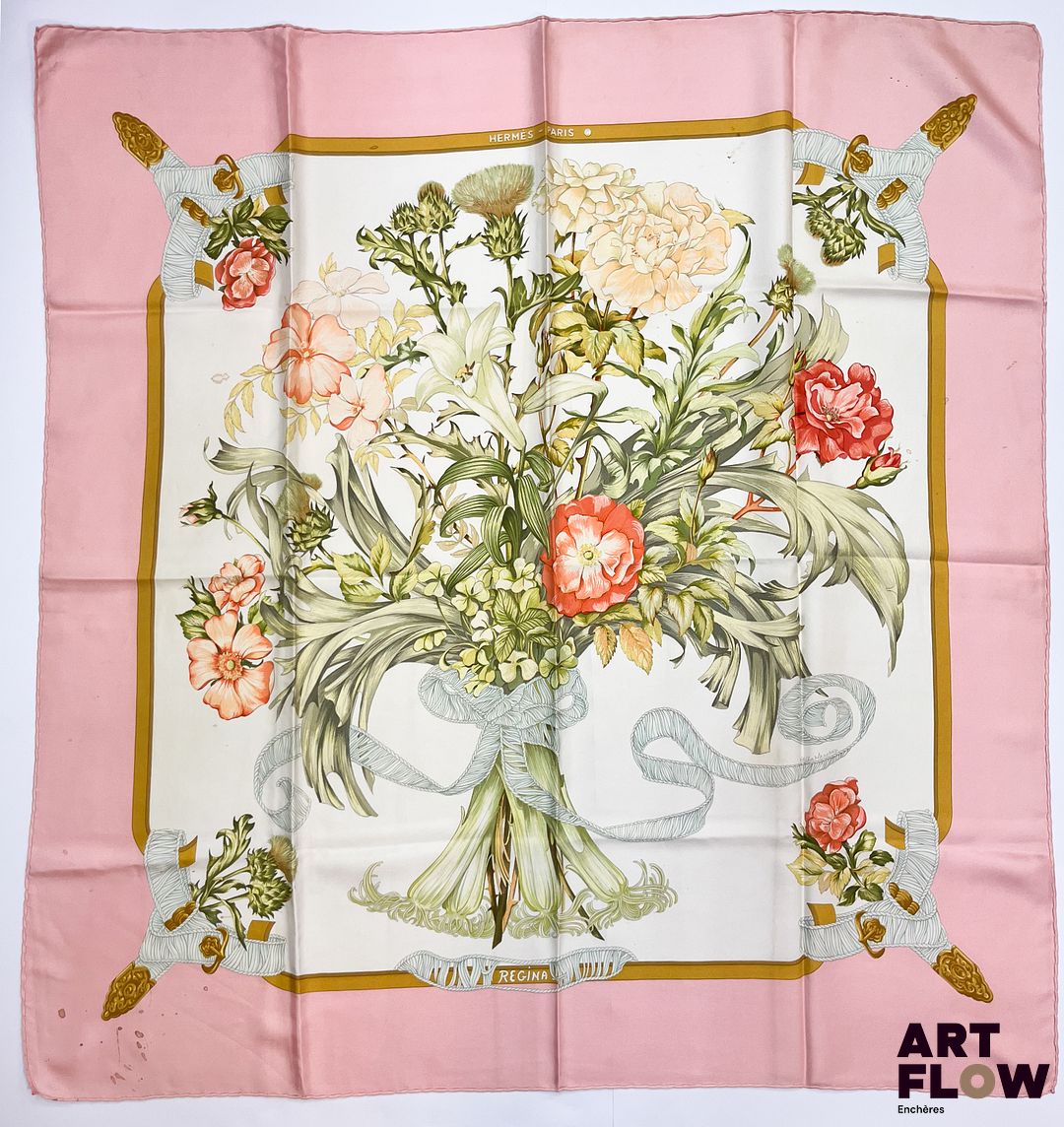 HERMÈS Modèle "Regina" Carré en twill de soie d'après Leila MENCHARI 1er édition 1972 90 x 90 cm En l'état (taches, accros)