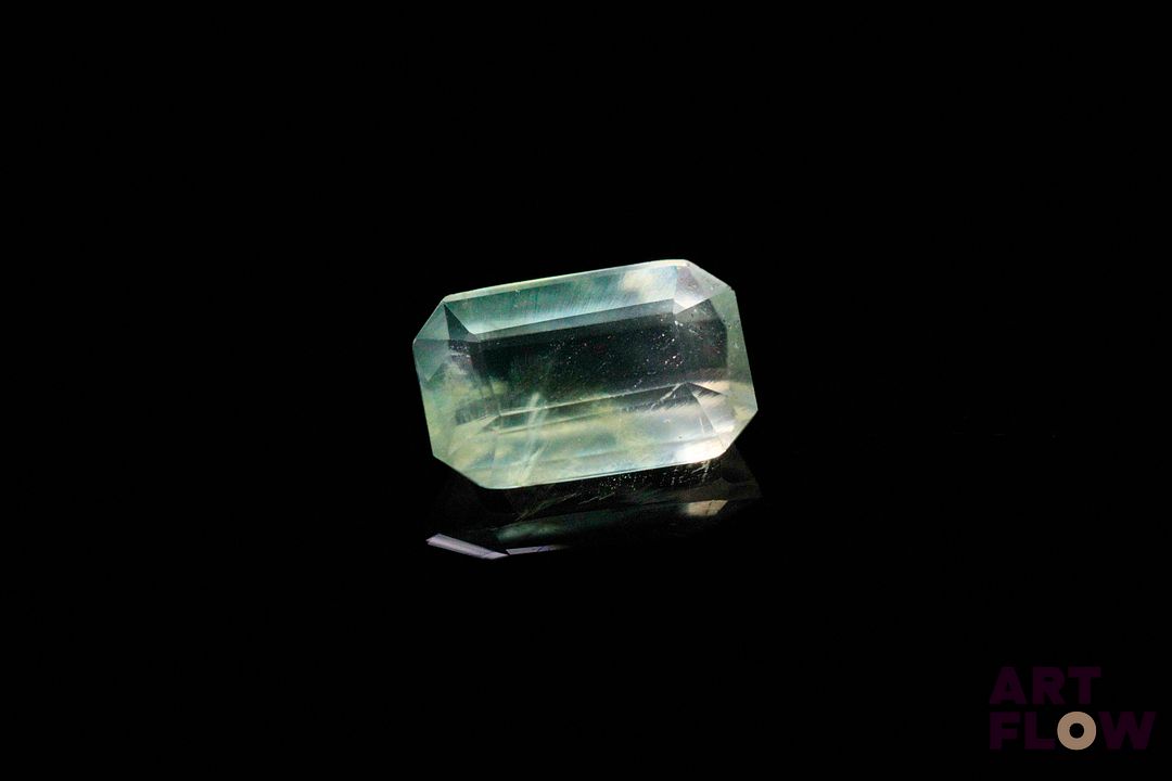 Préhnite rectangulaire à pans coupés. Jolie couleur. 2.63 cts. 11.0mm x 7.2mm