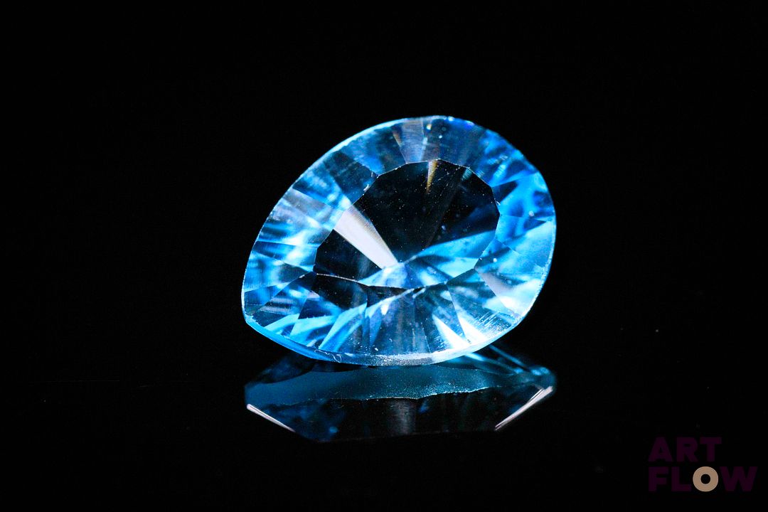 Topaze «swiss blue» poire. 11.30 cts. 17.0mm x 13.0mm