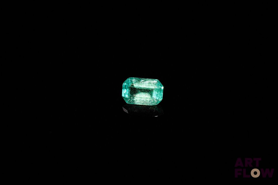 Émeraude rectangulaire à pans coupés. Très belle couleur, givres, non chauffée. 0.46 ct. 6.0mm x 3.5mm