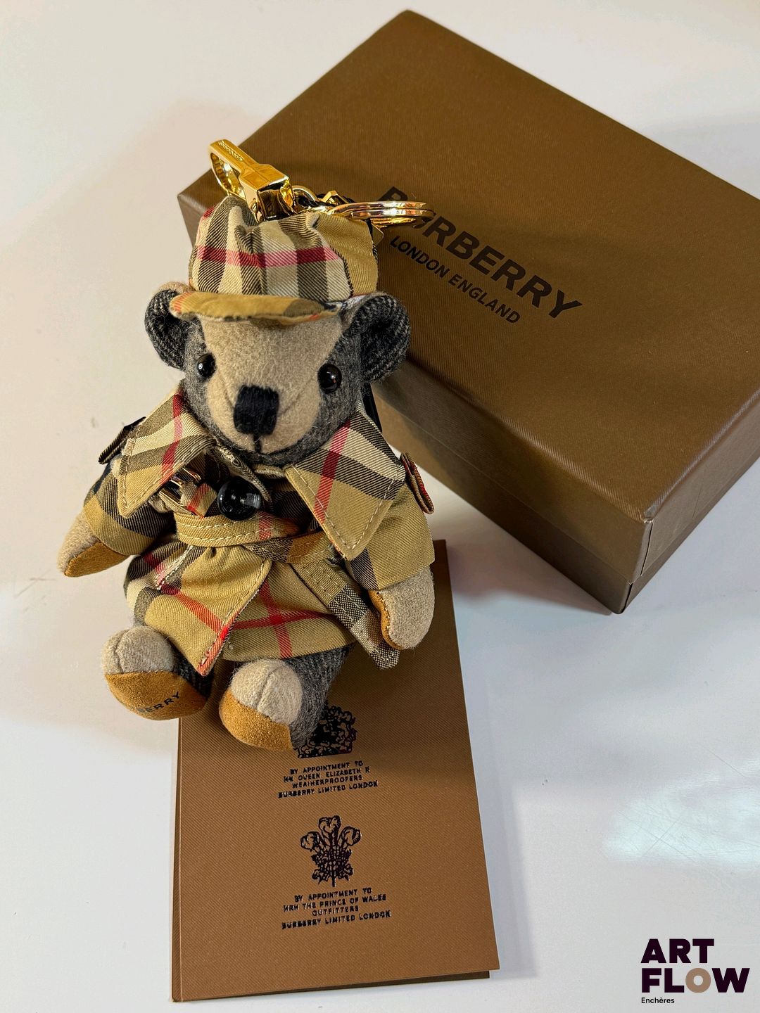 Burberry Porte Clefs figurant une peluche en imperméable Neuf, dans sa boîte - Expédition obligatoire.