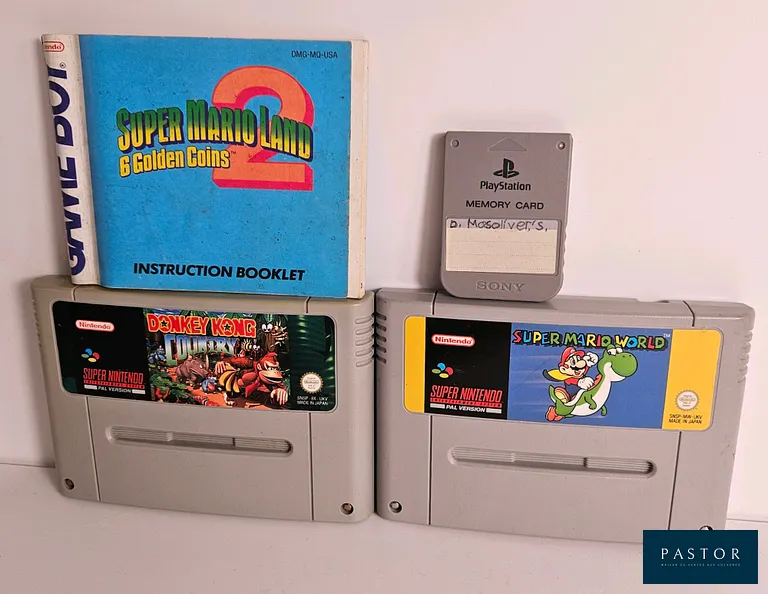 NINTENDO - SUPER NES. Lot de 2 jeux en loose : Super Mario World (UKV) et Donkey Kong Country (UKV) + 1 memory card ps1 et notice de Super Mario Land 2 Game Boy.