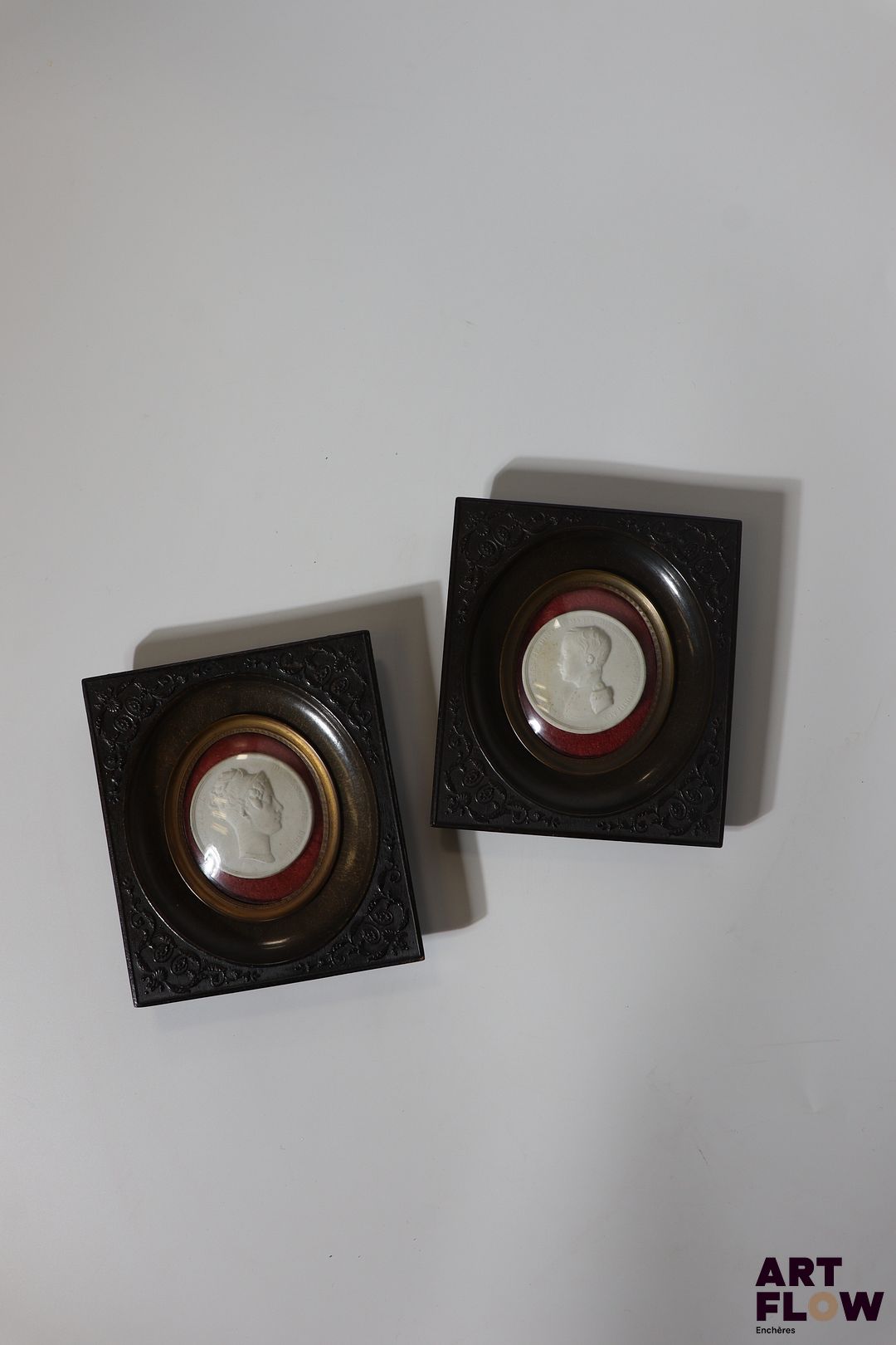 Paire de miniatures en biscuit à décor en bas-relief de "Marie-Caroline Fernande Louise Duchesse de Berry" et "Henri-Charles Ferdinand Marie Dieudonné, Duc de Bordeaux".