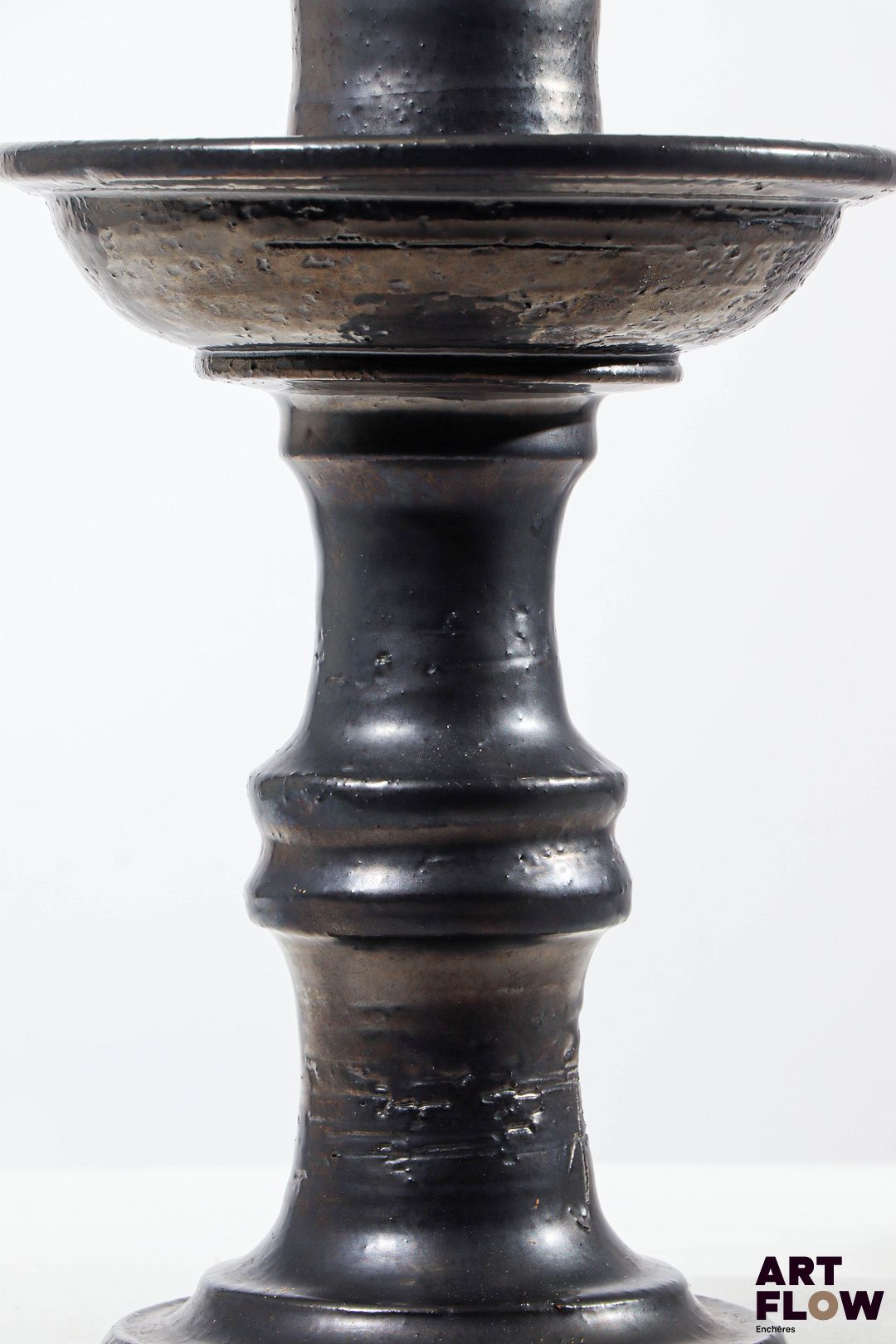 JEAN MARAIS Flambeau en terre cuite à glaçure noire. Signé. H. 26,5 cm Très bon état général.
