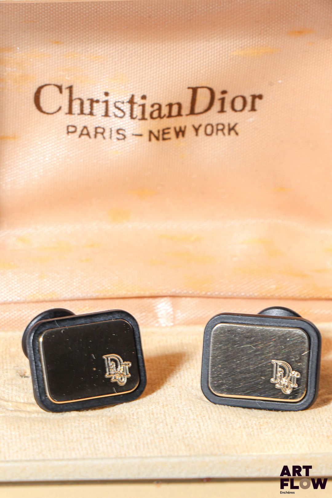 CHRISTIAN DIOR Paire de boutons de manchette en métal doré Dimensions : 1,5 x 2 cm Dans son écrin d'origine