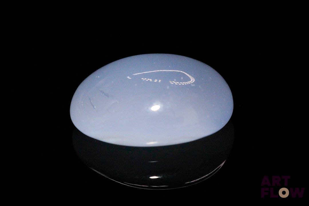 Calcédoine cabochon ovale. Probablement traitée. 20.00 cts. 20.7mm x 15.8mm