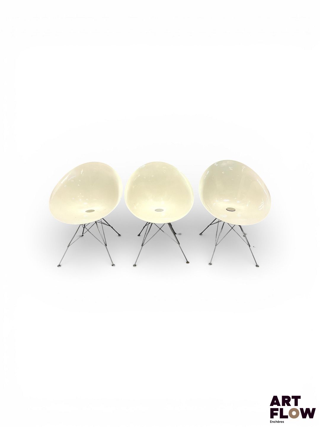 Philippe STARCK (Né en 1949) pour KARTEL Réunion de 6 chaises modèle "Eros" en plastique moulé crème, piètement en métal chromé. Marqué au revers H. 82,5 x L. 62 cm Petites rayures d'usage