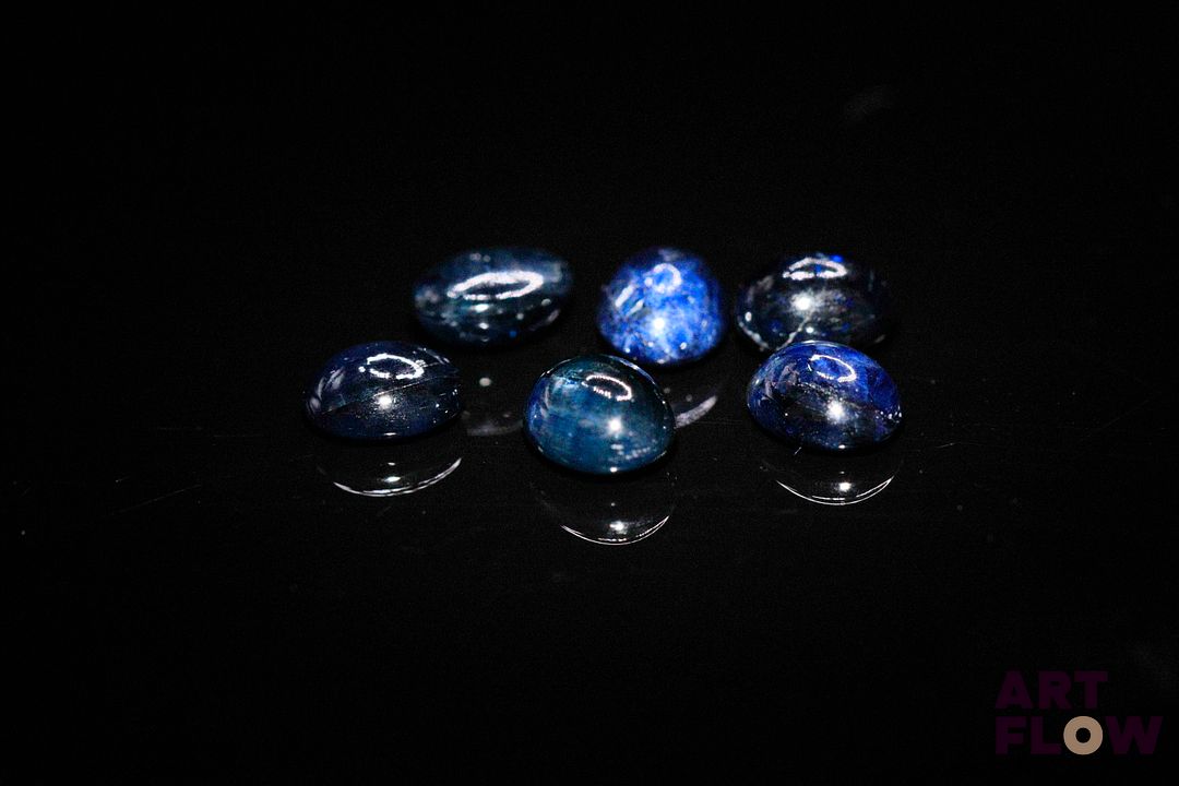 Six saphirs cabochons ovales. 6.70 cts. Dims. moy.: 6.5mm x 5.5mm