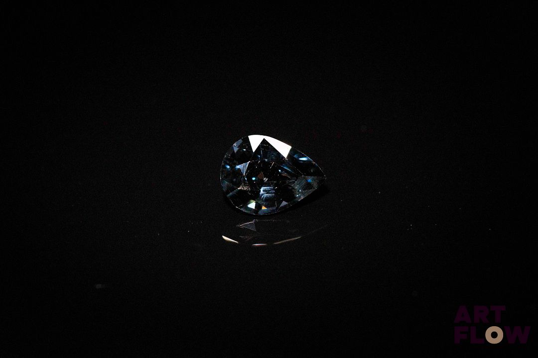 Spinelle violet poire. Belle couleur, belle clarté, beau lustre. 1.10 ct. 7.7mm x 6.0mm