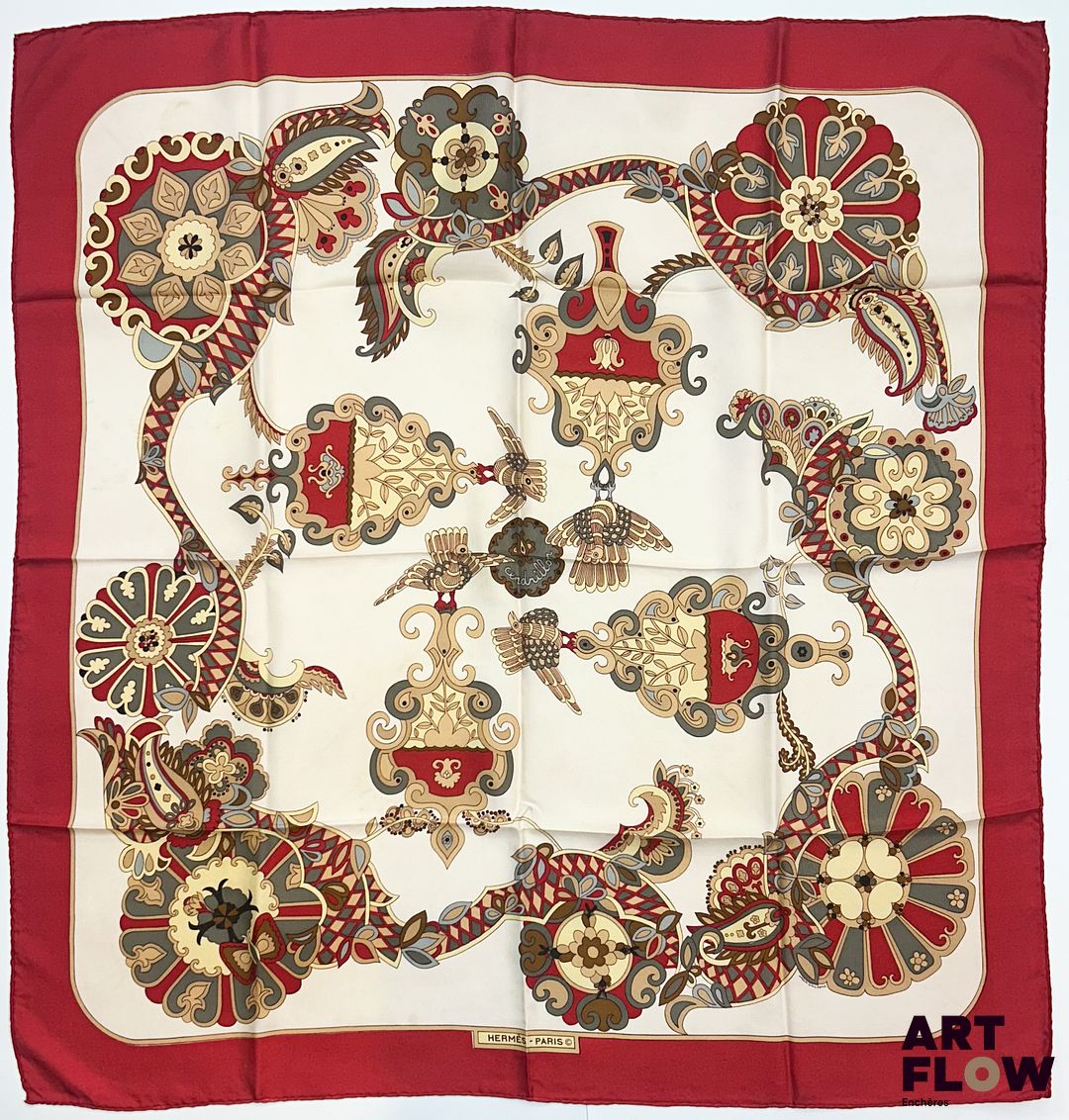 HERMÈS Modèle "Cendrillon" d'après un dessin de Karin SWILDENS Carré en twill de soie à bordure rouge 1ère édition de 1972 90 x 90 cm Décolorations, taches, traces, fils tirés Bibliographie : Genevieve Fontan, Carrés d'art, Dictionnaire illustré des carrés Hermès valeur, 2025, p 69