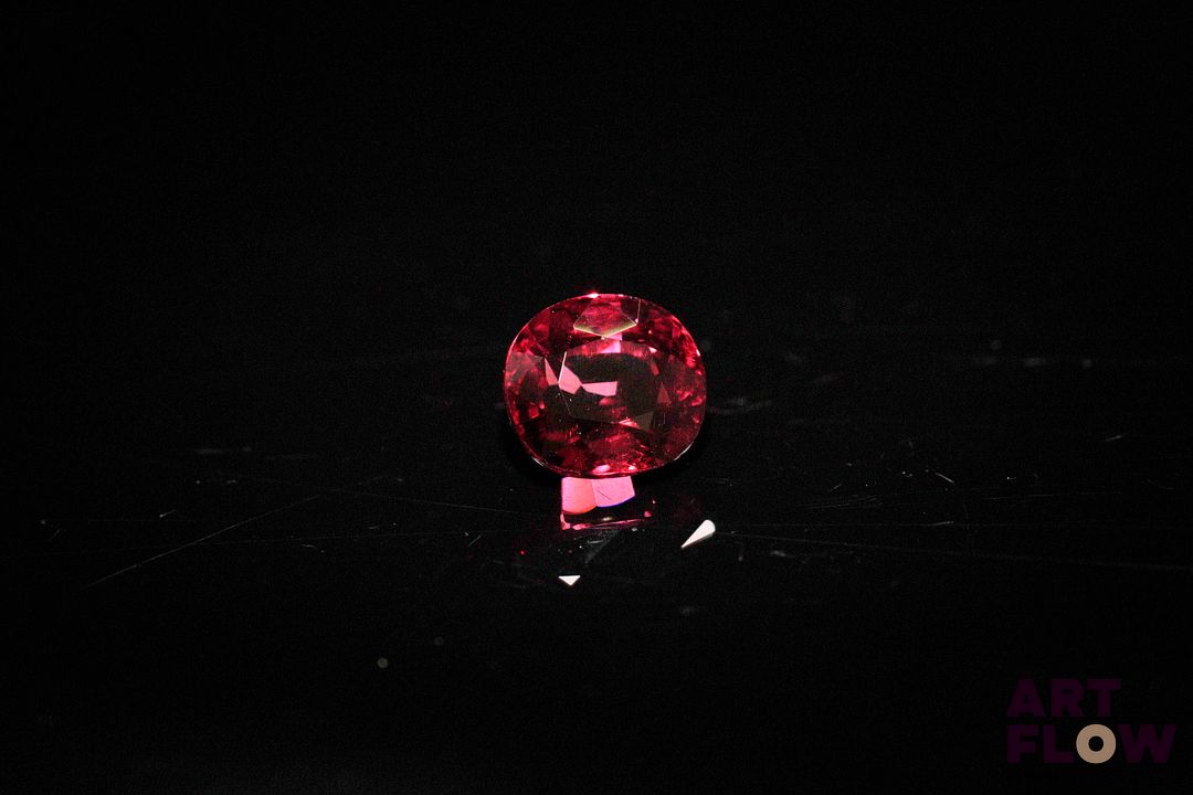 Grenat rhodolite ovale. VVS, jolie couleur. 1.85 ct. 5.0mm x 6.0mm