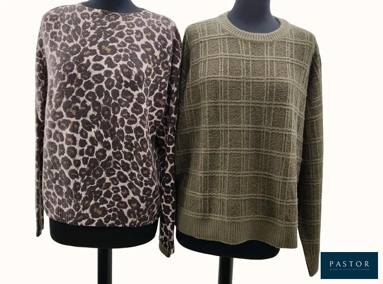 ERIC BOMPARD. Lot composé de 2 pulls à col rond, T.S, comprenant un modèle en tweed kaki, et un modèle en cachemire imprimé léopard. NEUFS avec étiquettes  - TVA Récupérable