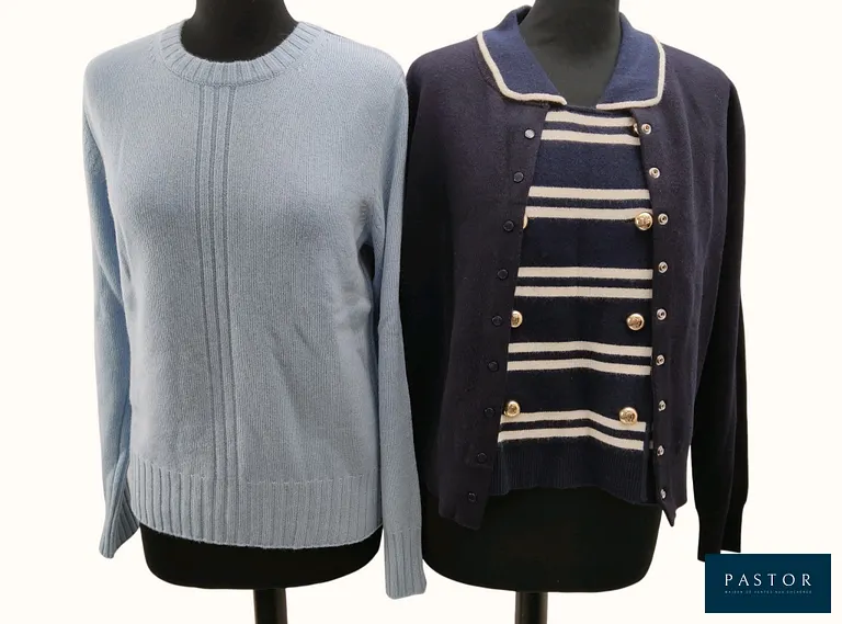 CLAUDIE PIERLOT + ERIC BOMPARD. Lot composé d'un cardigan à rayures sans manches Claudie Pierlot "Majacquie", T.3, d'un gilet à pression Claudie Pierlot "Marlene" en laine mélangée bleu marine, T.3, et d'un pull Eric Bompard en cachemire bleu concorde, T.L. NEUFS avec étiquettes  - TVA Récupérable