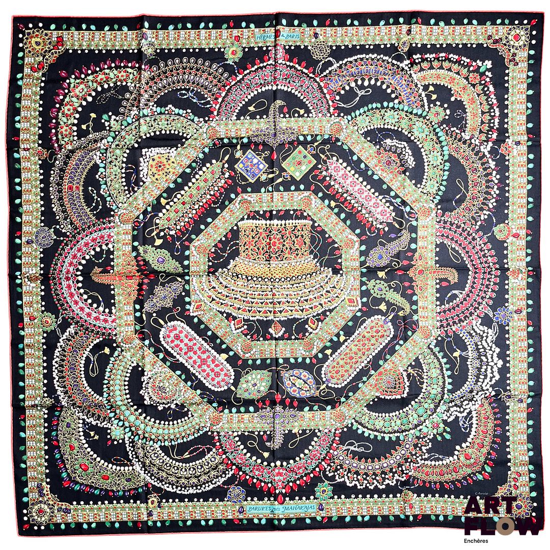 HERMES Modèle "Parures des Maharajas" Grande étole en cachemire et soie, dessinée par Catherine Baschet. 140 X 140 cm. Très bon état général. Edition circa 2015