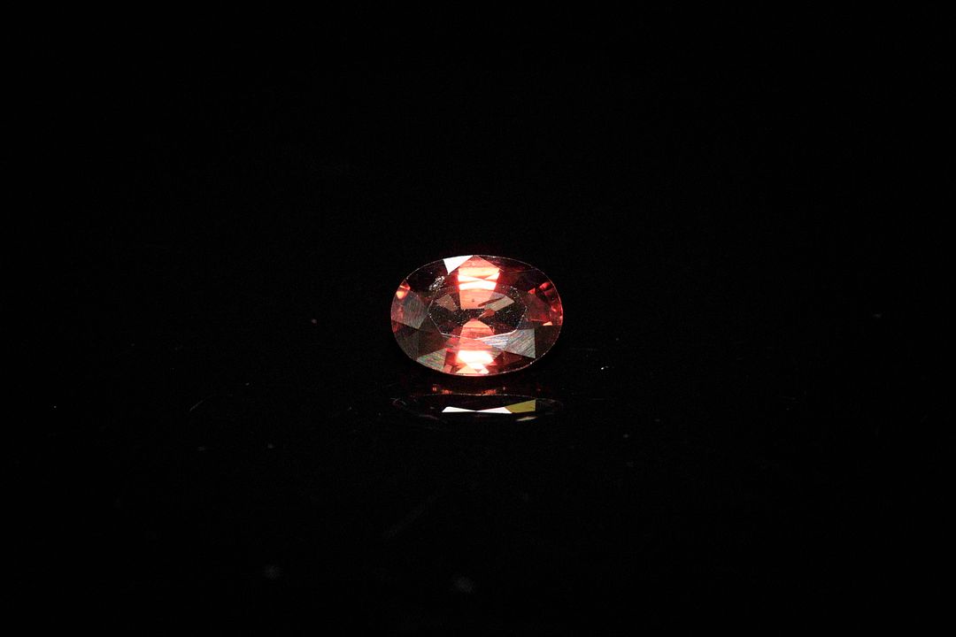 Zircon rouge orangé ovale. Probablement Tanzanie. 1.37 ct. 7.3mm x 5.3mm