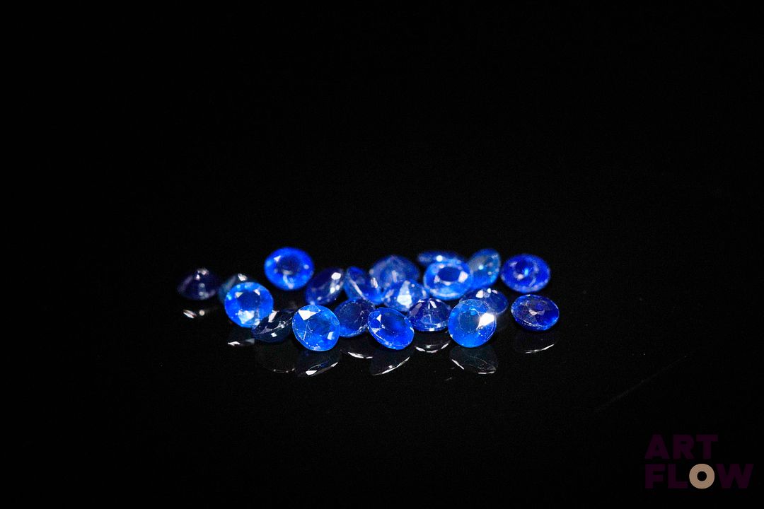 Vingt saphirs ronds. 3.06 cts. Diam. moy.: 3.1mm