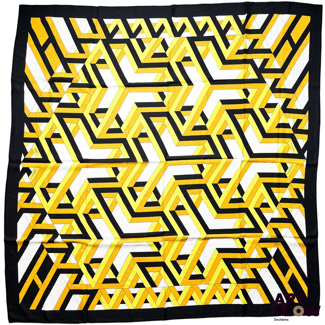 HERMES Modèle "Carré cube" Grande étole en cachemire et soie dessinée par Henri D'Origny. 135 x 135 cm Très bon état général malgré quelques très légers défauts (petites tâches). Edition circa 2015