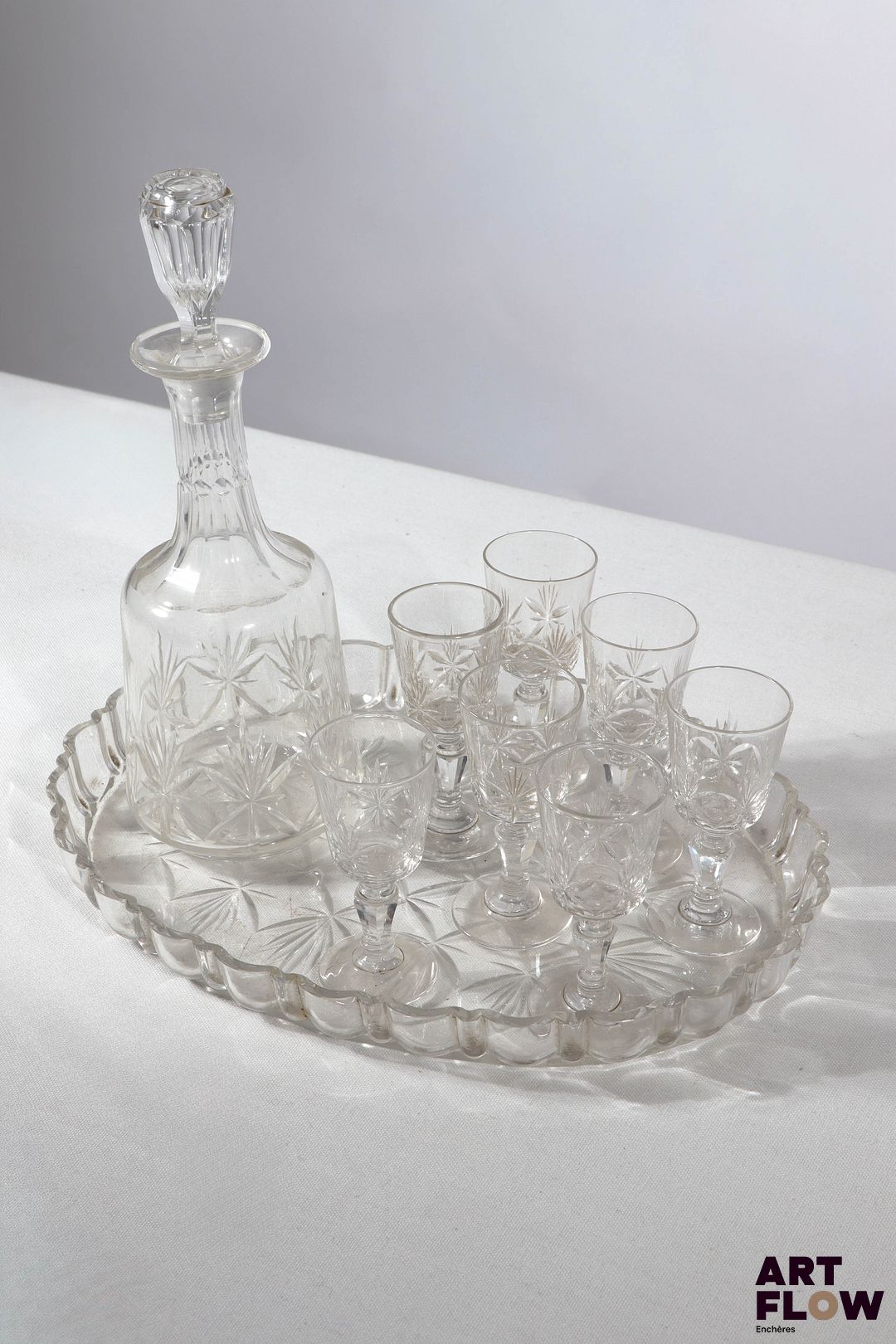 Service à liqueur en cristal comprenant une carafe, un plateau et 7 verres. H. carafe (sans bouchon) 17 cm Quelques rayures d'usage