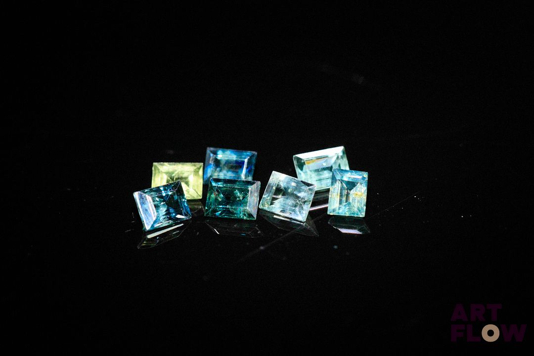 Sept saphirs bleus verts rectangulaires à pans vifs. 2.09 cts. Dims. moy.: 4.0mm x 3.0mm