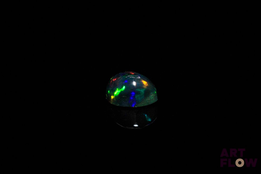 Opale noire cabochon poire. Beaux éclats de couleur. 1.32 ct. 9.0mm x 6.0mm
