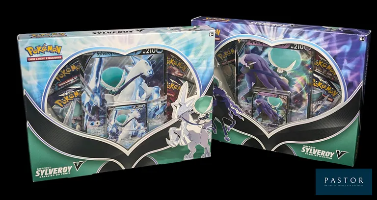 Réunion de 2 coffrets Pokémon scellés : Sylveroy Cavalier du Froid & Cavalier d'Effroi V.
Série du bloc Épée&Bouclier : Règne de Glace (EB06) - Contient des boosters du bloc Soleil&Lune.
En français.