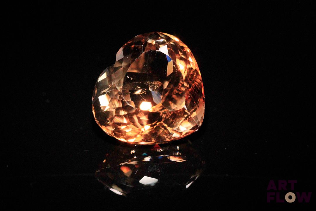 Topaze impériale coeur. Très belle couleur, VS. 20.07 cts. 16.0mm x 15.0mm