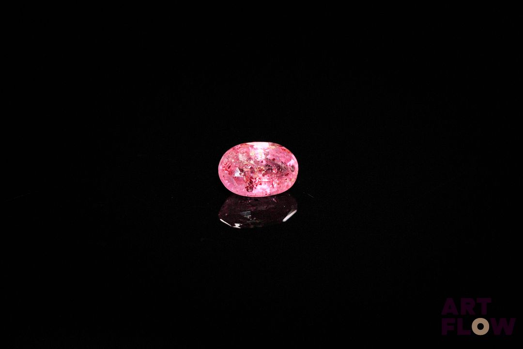 Saphir rose ovale. Inclusions, givres. 1.02 ct. 6.5mm x 4.5mm