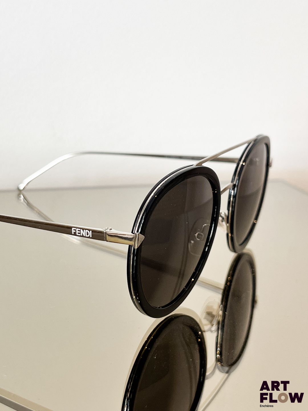 FENDI Paire de lunettes de soleil en résine et métal argenté, branche avec l'inscription FENDI.