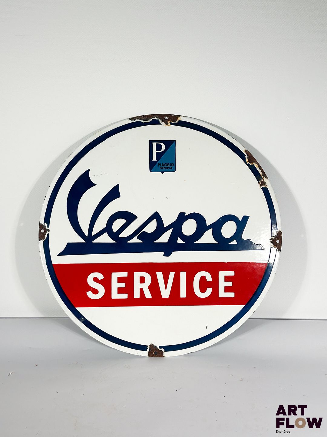 Plaque émaillée ronde Vespa Diamètre : 48 cm Petits éclats et traces de rouille Reproduction moderne