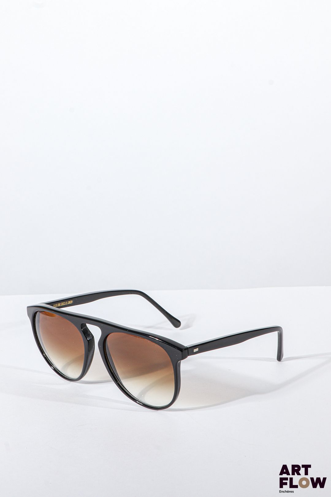 CUTLER AND GROSS Lunettes de soleil en résine noire et verres dégradés bruns, inscription de la marque sur les branches