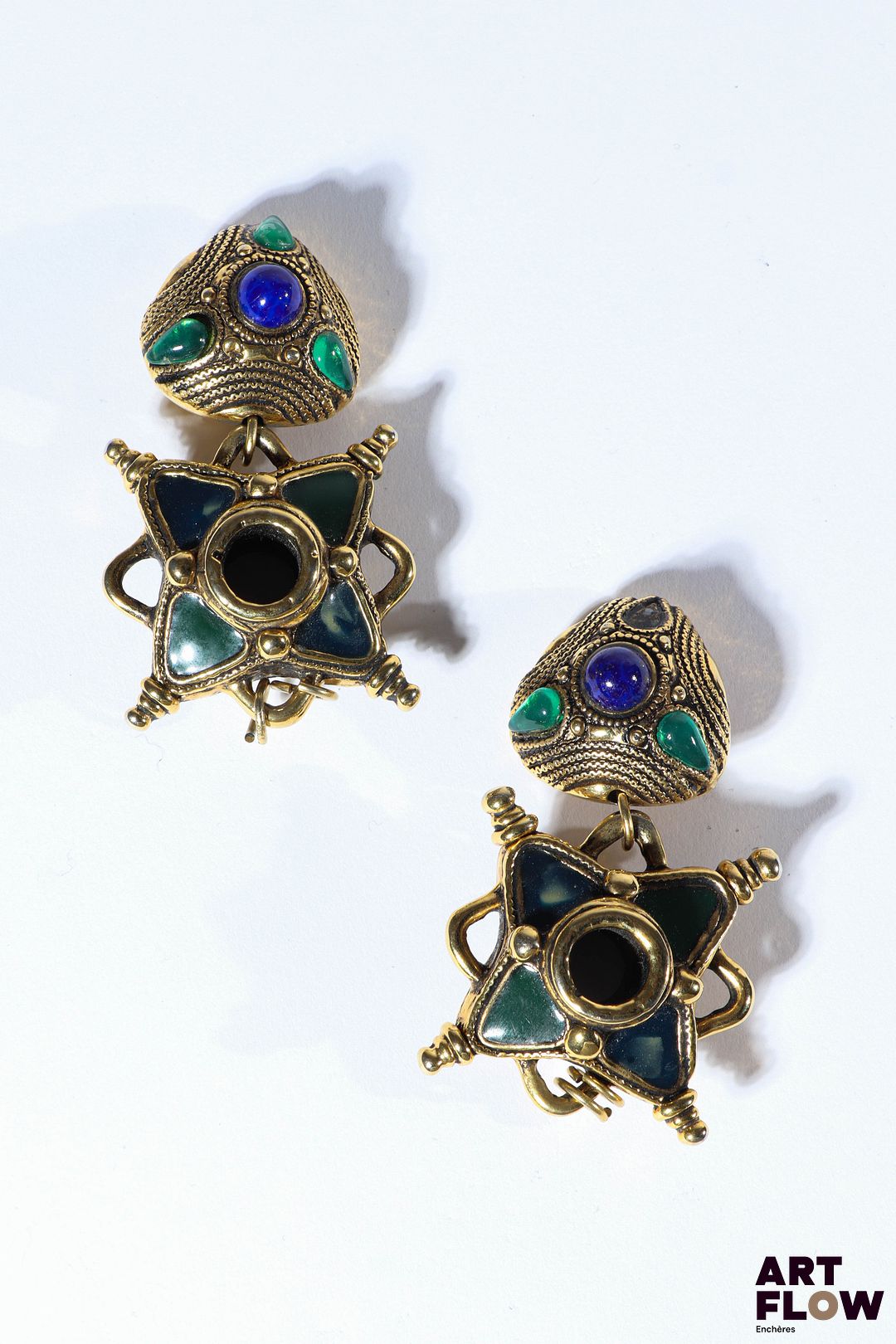 POGGI Paire de clips d'oreilles en métal doré ornés de cabochons vert et bleu H. 7 cm environ Petit manque sur la boucle