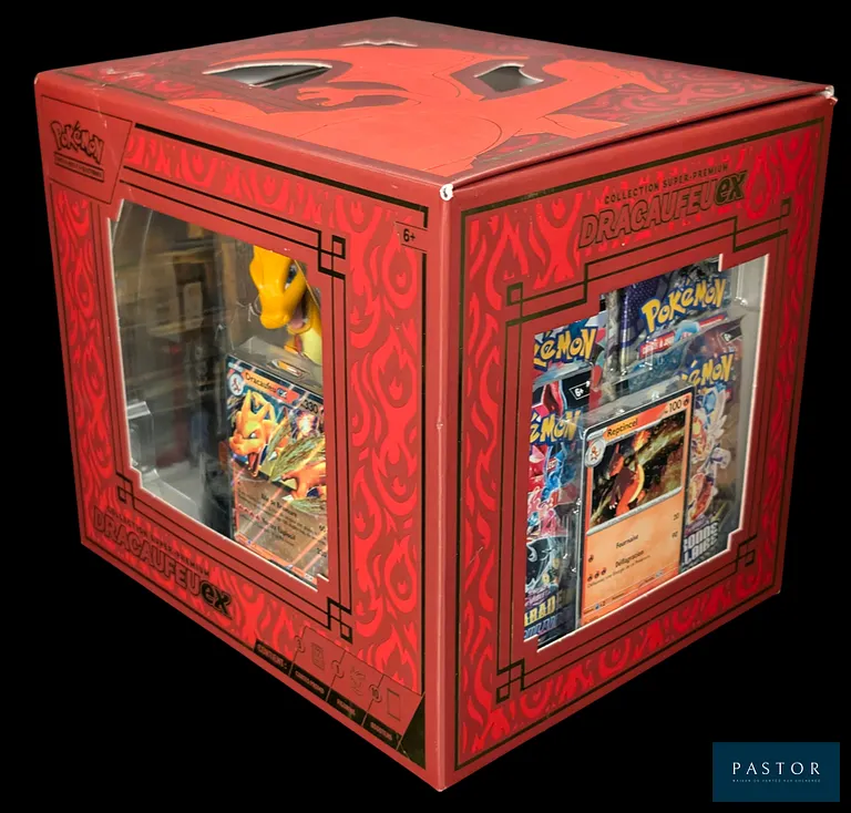 Coffret Pokémon scellé : Premium Figurine Dracaufeu ex.
Contient des boosters des blocs de séries Épée&Bouclier et Écarlate&Violet.
En français.