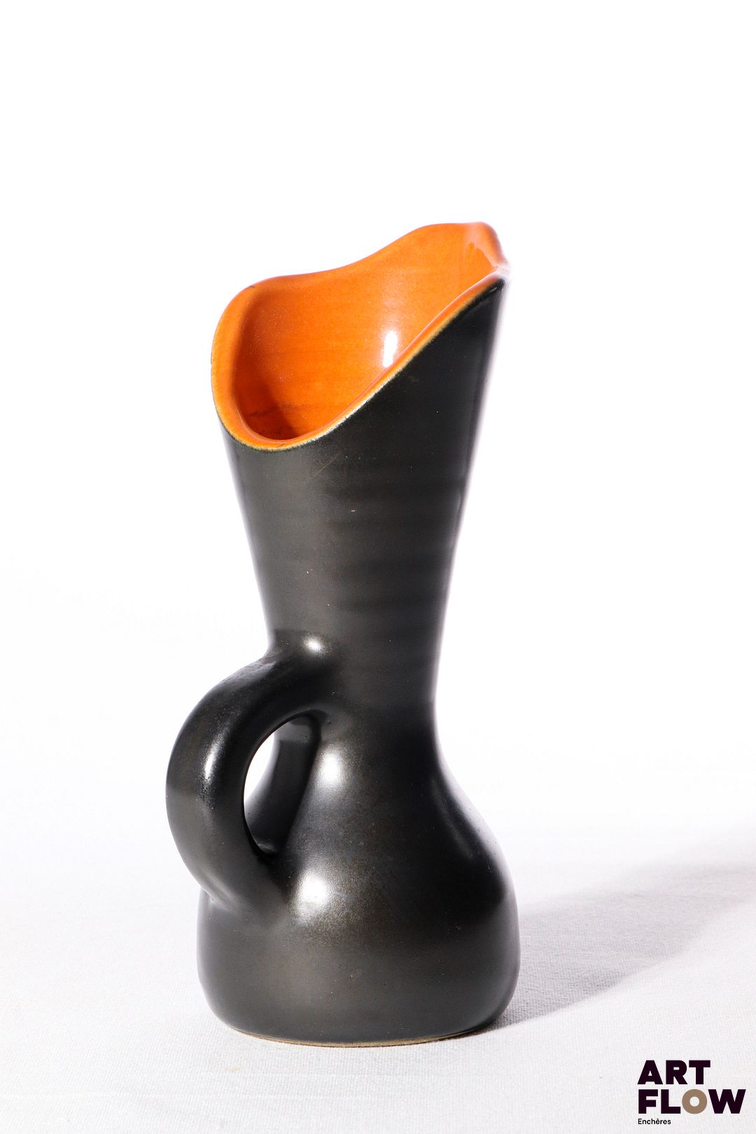 POL CHAMBOST (1906-1983) Pichet 898 en faience émaillée à couverte noire à l'extérieure, terracotta à l'intérieur. Incisé au revers "Poterie Pol Chambost, 898" 20 x 10 cm env. Bibliographie : Philippe Chambost, "Pol Chambost, Sculpteur-Céramiste 1906-1983", Somogy Editions d'Art, Paris, 2006, modèle similaire p. 72
