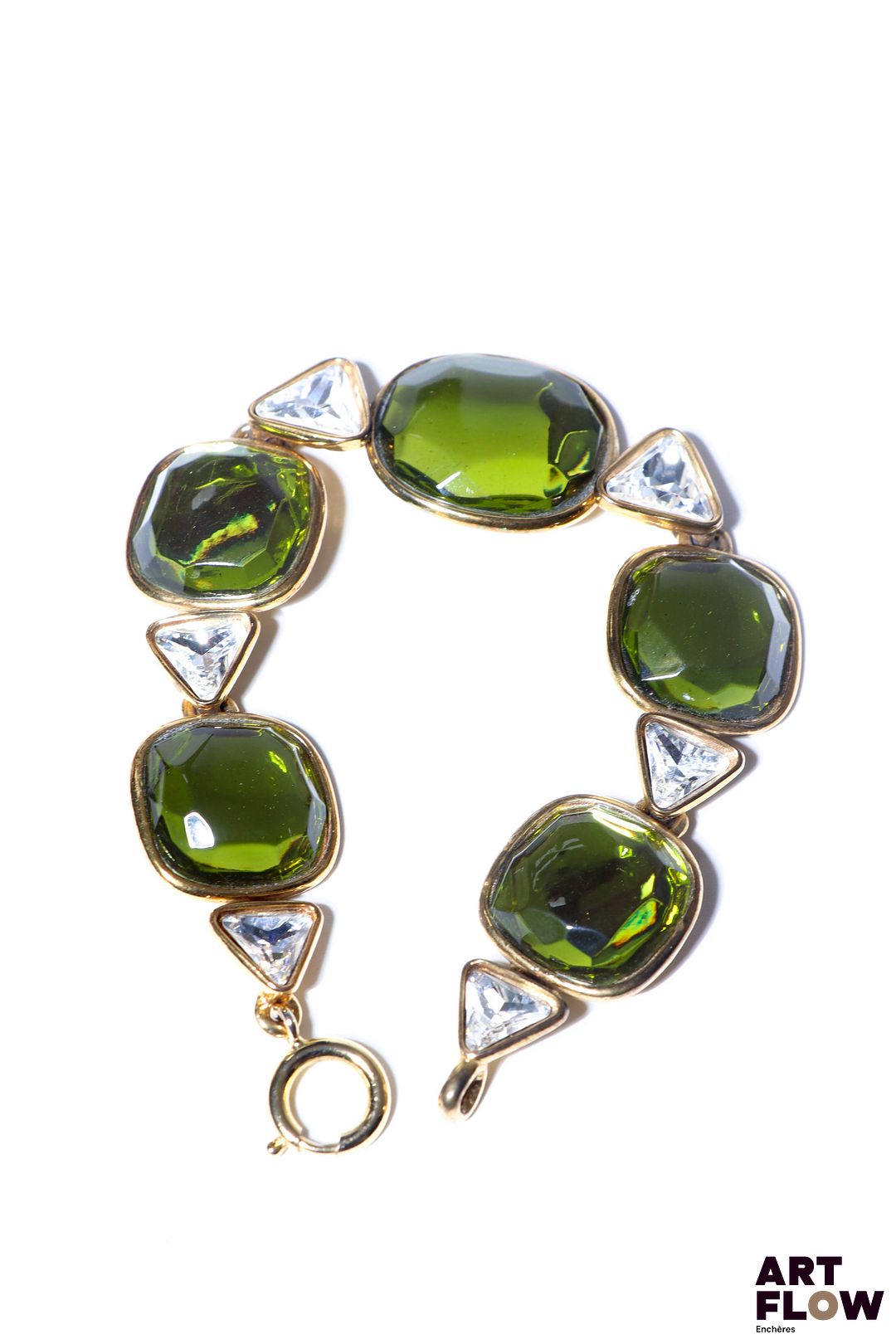 YVES SAINT LAURENT, attribué à Bracelet en métal doré orné à verre teinté vert et strass triangulaires. L. 20 cm Provenance : collection de la famille d'un ami et collaborateur de Robert Goossens.