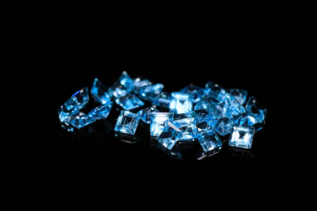 Trente topazes bleues carrées à pans vifs. 5.54 cts. Dims. moy.: 3.0mm x 3.0mm