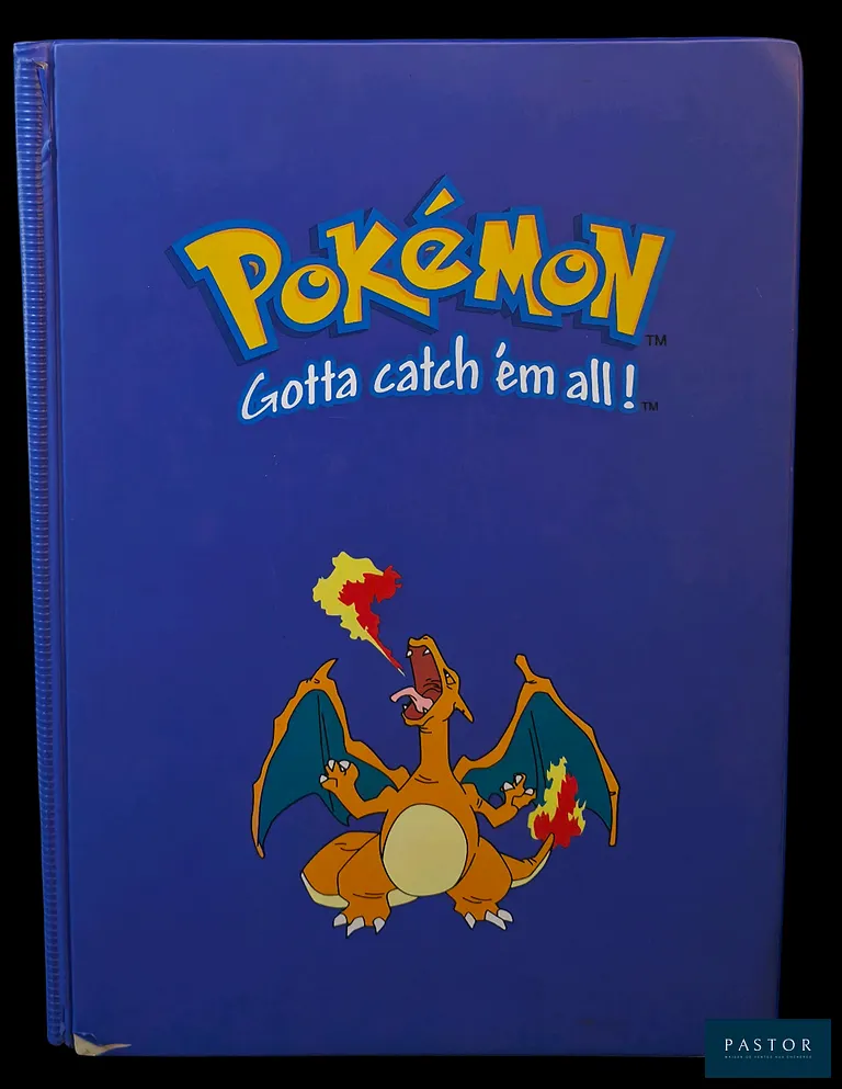 Classeur Pokémon vintage Wizard 3x3 emplacements.
Illustration Dracaufeu. 
Légères déchirures sur le bas du classeur (voir photos).