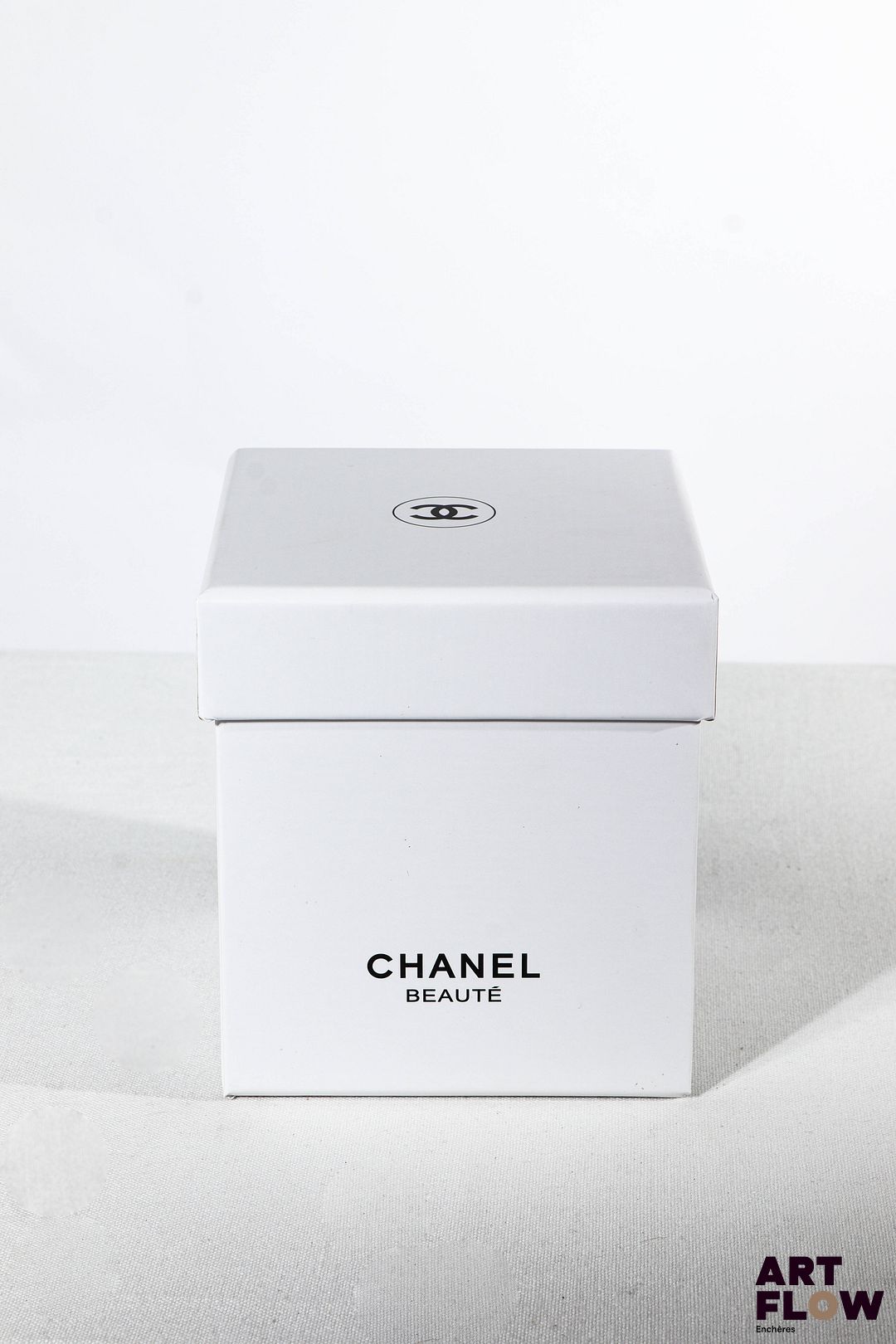 CHANEL Boule à neige figurant un flocon derrière un flacon de parfum n°5 entouré de paquets cadeaux. Dans sa boîte d'origine H. 11,5 cm État neuf