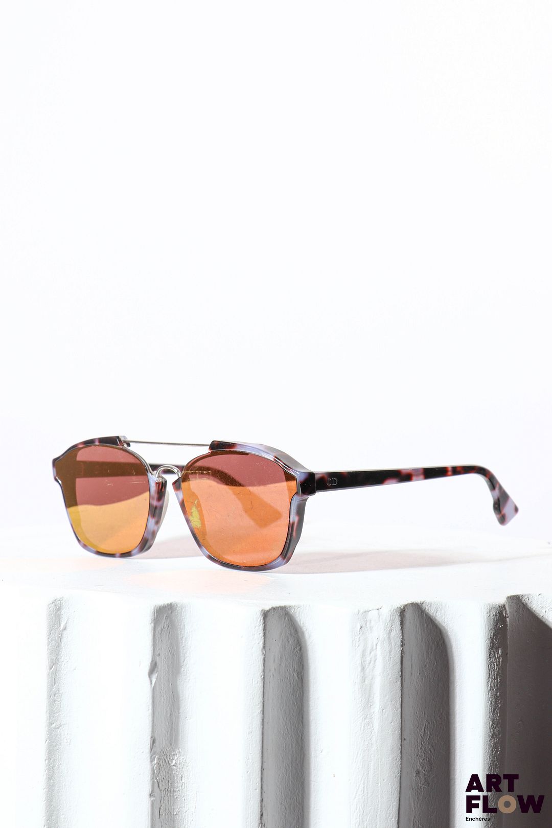 CHRISTIAN DIOR Paire de lunettes de soleil modèle Abstract Lunettes en résine polychrome, verres rouges Bon état général (quelques rayures sur les verres)