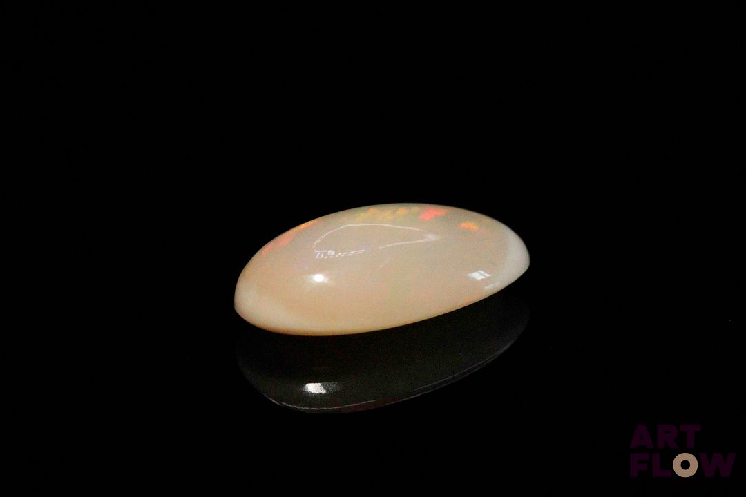 Opale blanche cabochon ovale fantaisie. 3.46 cts. 15.0mm x 7.0mm